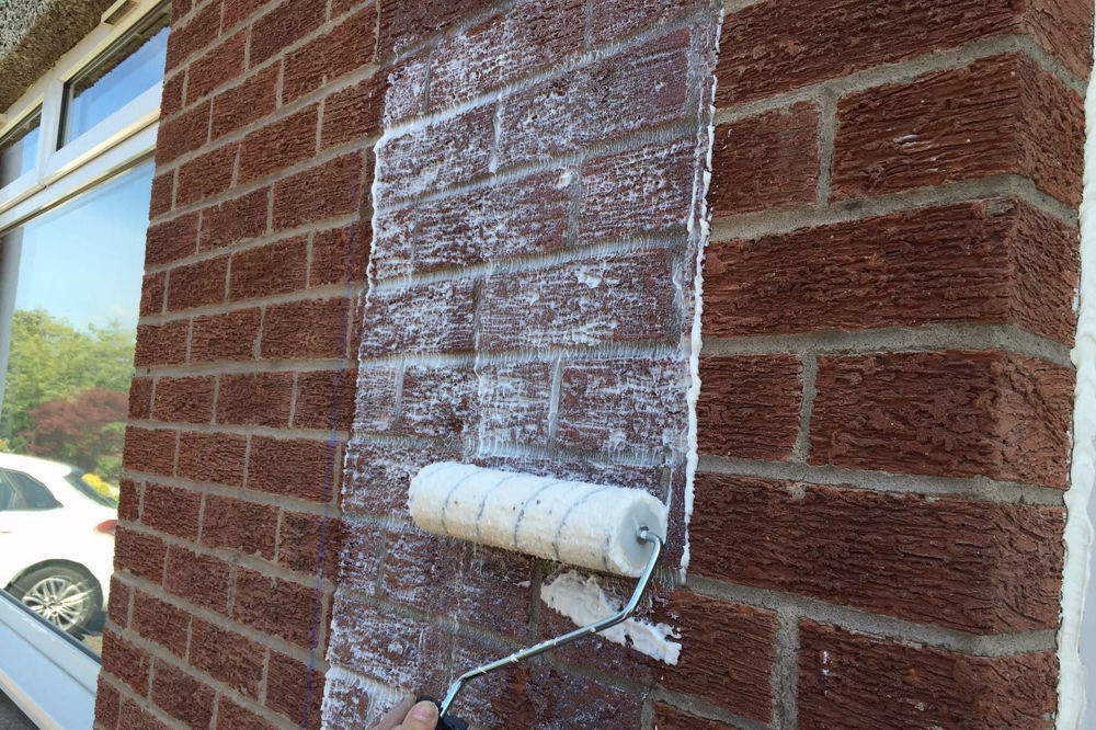 Applying masonry cream to a masonry wall